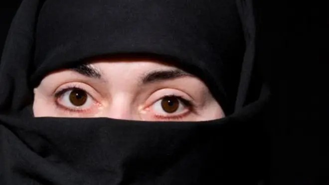 బుర్ఖాలో ఒక మహిళ