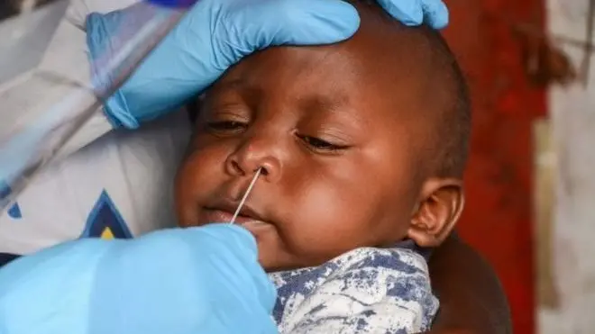 Kenya'nın başkenti Nairobi'de bir bebeğe koronavirüs testi yapılıyor