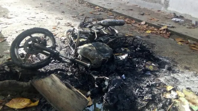 පුළුස්සා දැමු යතුරු පැදියක්