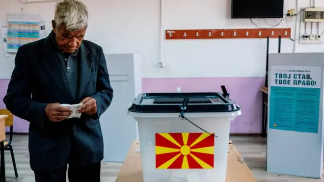 Oy kullanan Makedonyalı bir adam