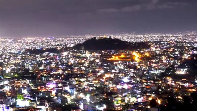 विद्युतीकरण बढेसँगै करेन्ट लागेर धनजनको क्षति हुने क्रम पनि बढिरहेको छ। २०७५ साउनदेखि माघ १५ सम्म करेन्टका कारण २८९ जनाको ज्यान गइसकेको छ भने २९७ जना घाइते भएको नेपाल प्रहरीले जनाएको छ।