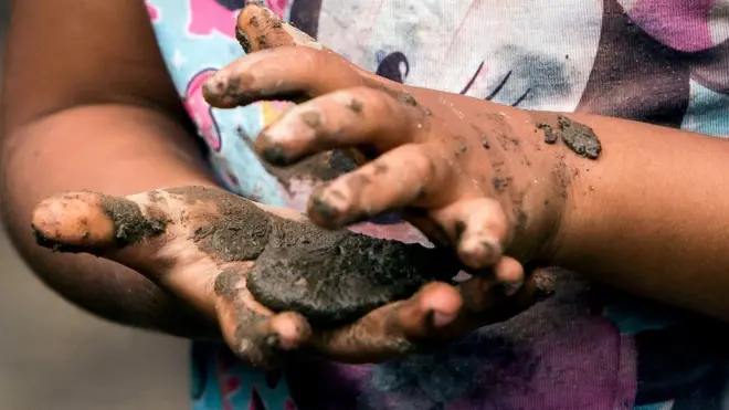 माती किंवा वाळू हातानं मळणं किंवा त्यात खेळल्यामुळं मुलांना त्यांच्या इंद्रियांच्या संवेदना आणि हालचाली यांच्यातील समन्वय वाढण्यासाठी मदत होत असते.