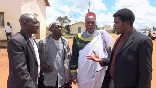 Baadhi ya Waganga wa tiba za jadi wilayani Njombe wakijadiliana jambo baada ya mkututano na Naibu Waziri wa Mambo ya Ndani