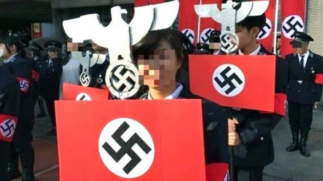 光复中学高中部学生12月23日校庆时以纳粹为变装主题。