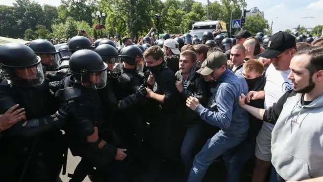 У Amnesty відзначають і кілька "винятків", коли українська влада запобігла насиллю з боку правих - зокрема, Марші рівності у 2017 (на фото) і 2016 роках