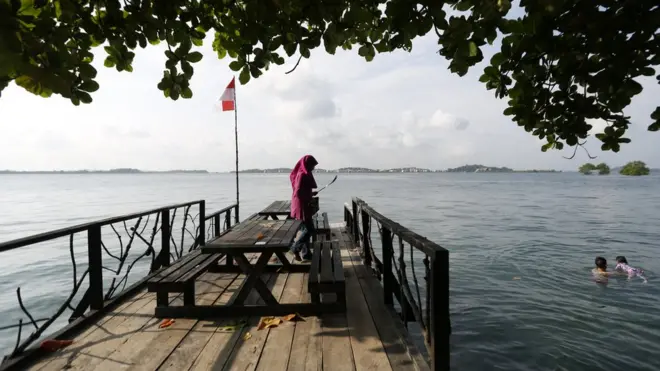 Hak milik atas pulau dibatasi untuk warga Indonesia namun bisa disewakan kepada warga asing.