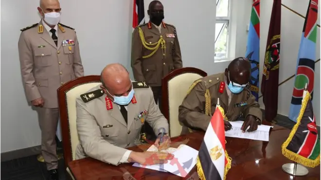 ወተሃደራዊ ኣዘዝቲ ክልቲአን ሃገራት ነቲ ስምምዕ እናፈረሙ