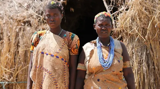 Wanawake ndio wanaojenga nyumba katika jamii ya Hadzabe, Tanzania