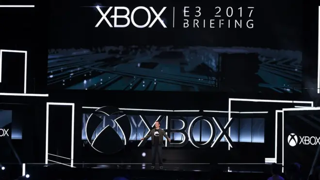كشف فيل سبنسر قائد فريق إكس بوكس عن جهاز إكس بوكس وان إكس قبيل الافتتاح الرسمي لمعرض E3 في لوس أنجيليس