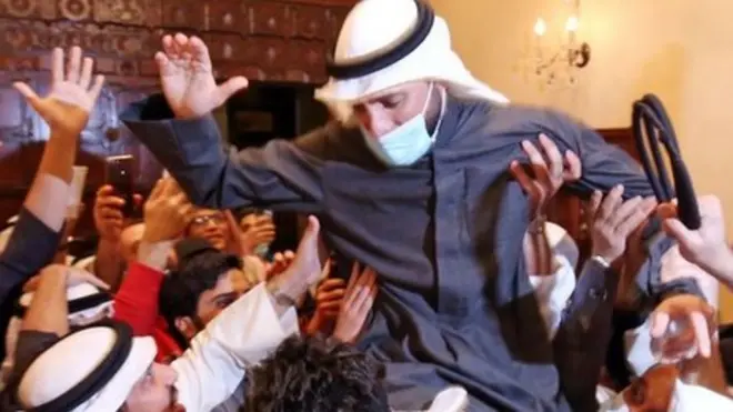 رئيس البرلمان السابق، النائب، مرزوق الغانم، يحتفل مع أنصاره بالفوز.