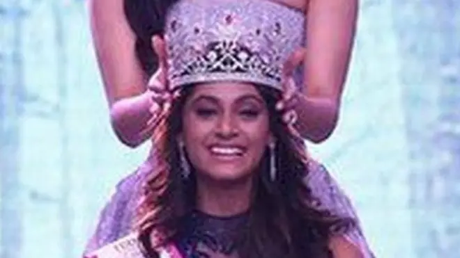 અનુકૃતિને તાજ પહેરાવી રહેલાં માનુષી છિલ્લરની તસવીર