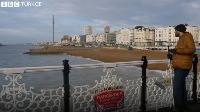 Yunus Tarık bakıyor