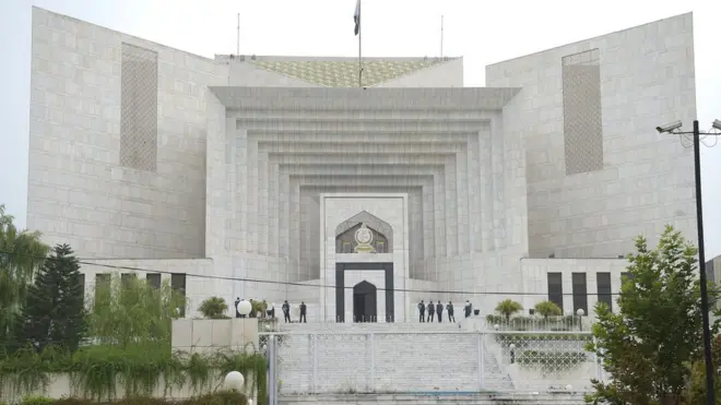 سپریم کورٹ نے اپنے فیصلے کی پہلی سطر میں لکھا کہ 'ایمانداری انسان کی سب سے بڑی خوبیوں میں سے ایک ہے'