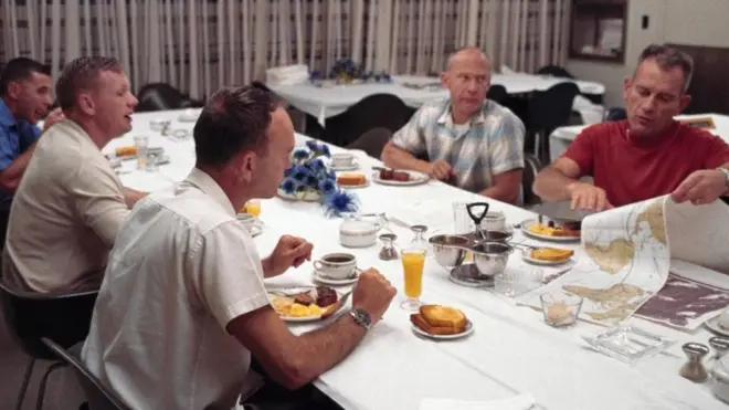 ٹیبل پر کھانا