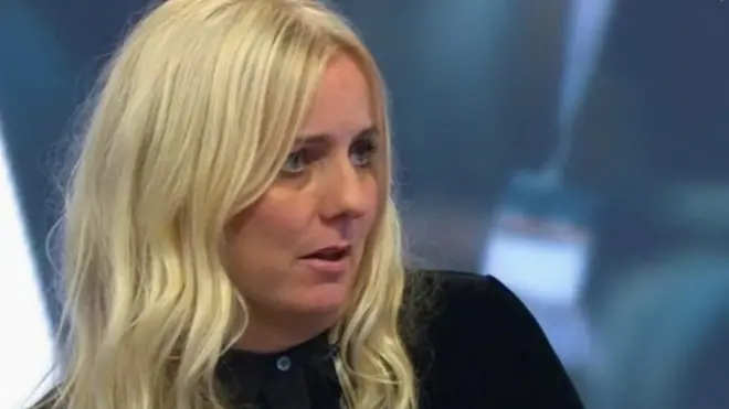 Sarah Bowden mengatakan salah satu promotor musik ternama pernah telanjang di depannya dan meminta berhubungan seks.