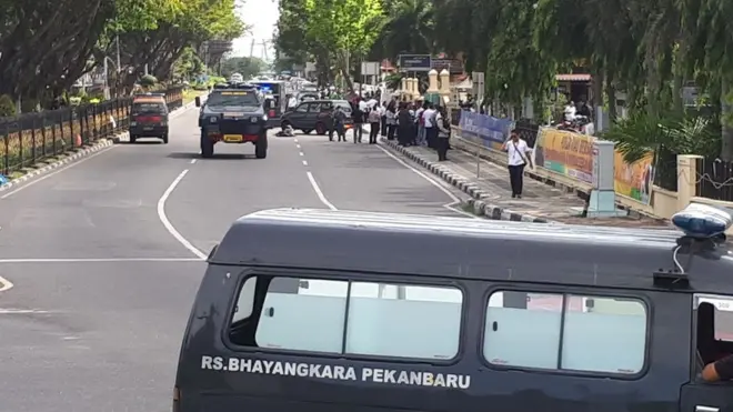 Kerumunan massa di depan Mapolda Riau sesaat setelah insiden penyerangan, Rabu (16/05).