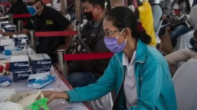 Warga di Surabaya menjalani tes Covid-19.