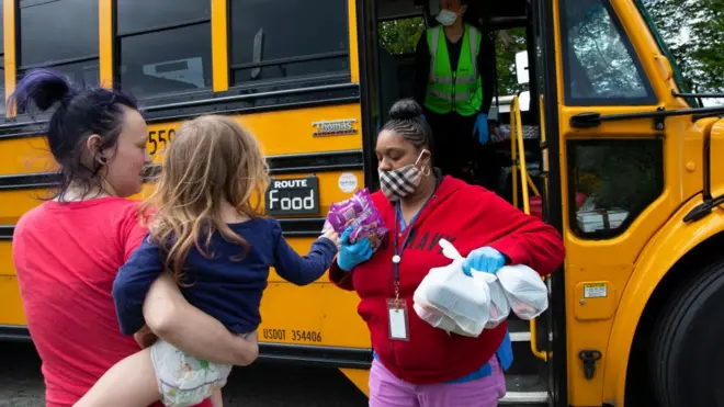 Una familia recibiendo alimentos en la ciudad de Seattle, Washington