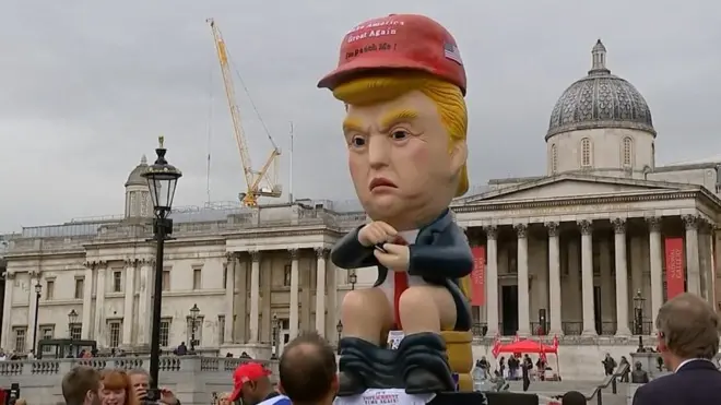 Пятиметровая кукла Дональда Трампа на унитазе.
