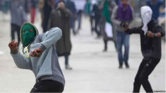 कश्मीर में पत्थरबाजी