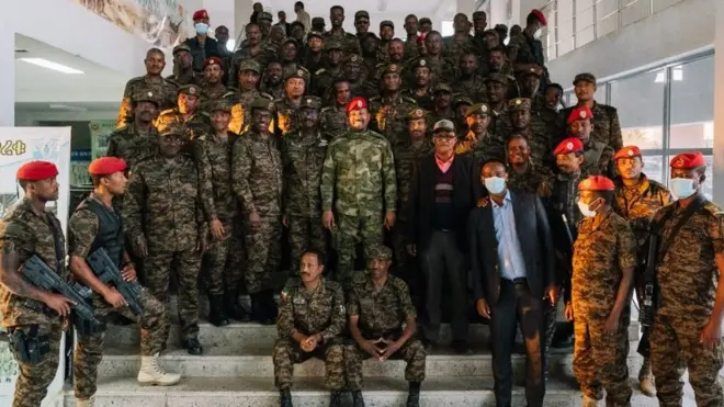 ጠቅለይ ሚንስትር ዐብይ ከአገር መከላከያ ሠራዊት አባላት ጋር