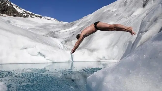 شنا در آب سرد