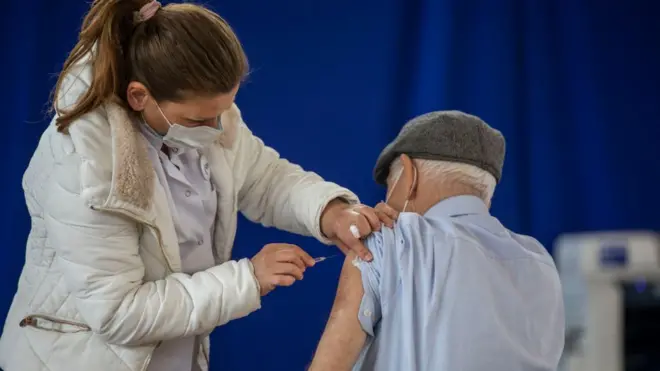 A pesar de los posibles efectos secundarios, los beneficios de la vacuna de AstraZeneca superan los riesgos.