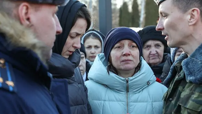 Слика мајке убијеног руског војникау Украјини са сахране у Москви