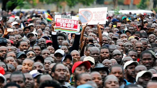 "Başkentte 'Mugabe'nin gitmesini istiyoruz' yazılı bir pankart