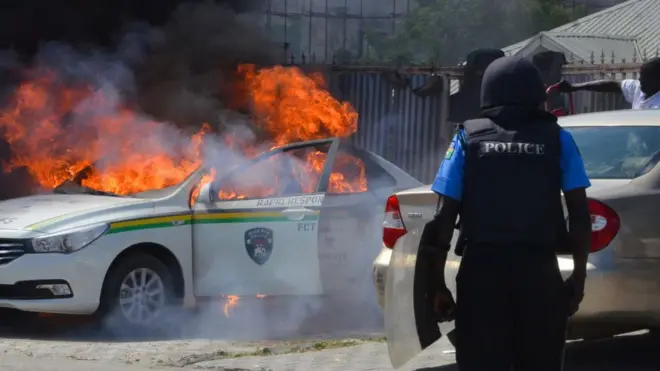 Police dey look as one of dia cars dey burn afta dem clash with Shiite members for Abuja on October 30, 2018