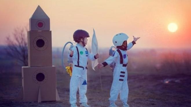 เด็กในชุดเหมือนนักบินอวกาศ