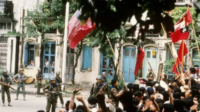 1988년 미얀마 양곤에서 벌어진 쿠데타 반대 시위