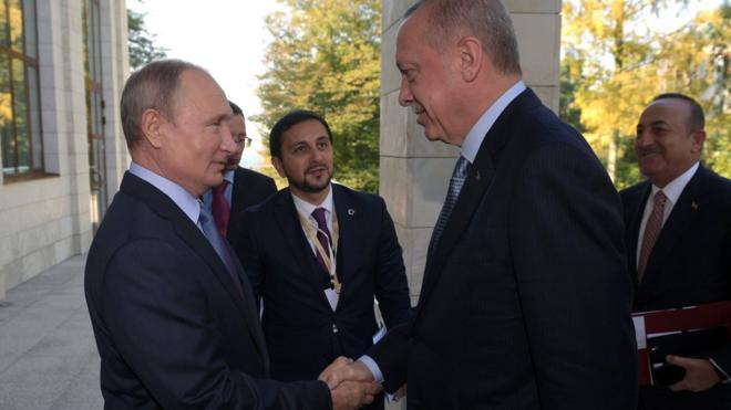 Russian President Vladimir Putin shakes hands with Turkish President Recep Tayyip Erdogan in Sochi, Russia (22 October 2019)