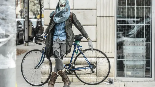 Человек в маске в Нью-Йорке