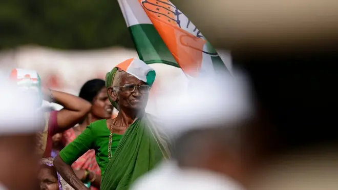 वहीं आंकड़ों के लिहाज़ से पिछड़ी कांग्रेस जेडीएस के सहारे स्थिति अपने पक्ष में करने में जुटी है. कांग्रेस ने जेडीएस को समर्थन देने की बात कही है.