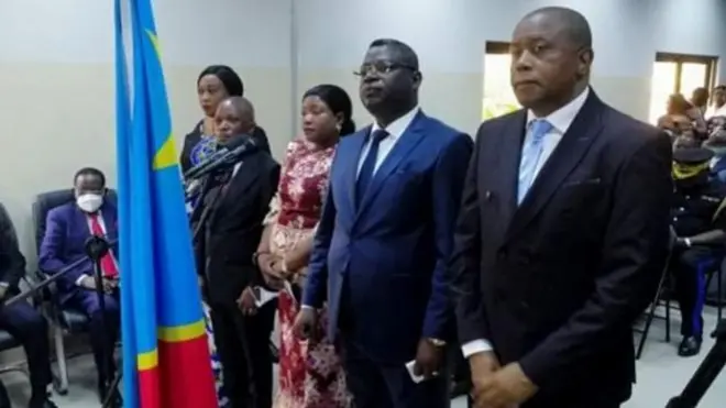 Denis Kadima (i buryo) hamwe n'abandi bagize CENI barahiye imbere ya sentare yubahiriza ibwirizwa nshingiro