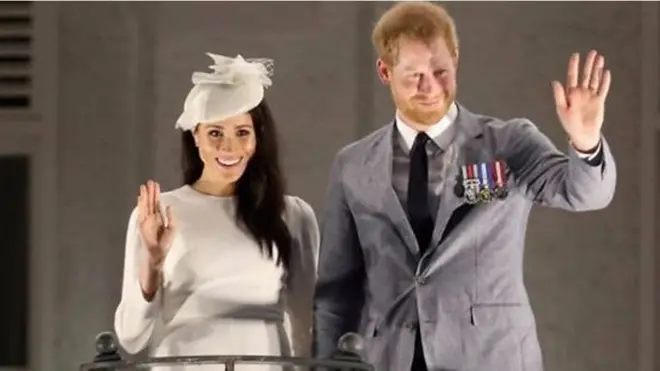 لماذا تنازل الأمير هاري وزوجته عن مهامهما الملكية؟