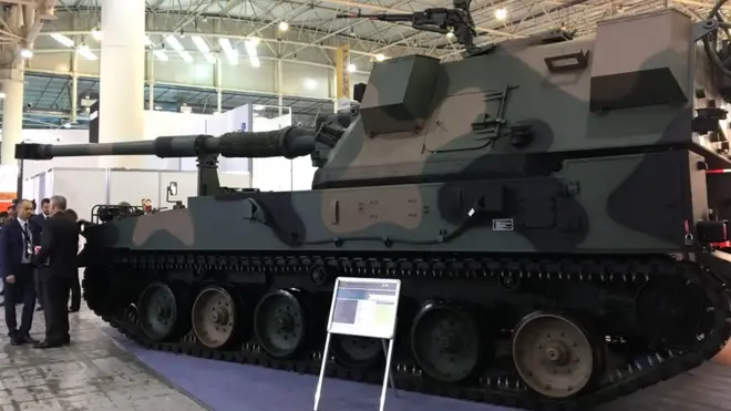 Польська самохідна артилерійська установка Krab зі 155-мм гарматою важить 48 тонн, а у висоту сягає 3 метрів