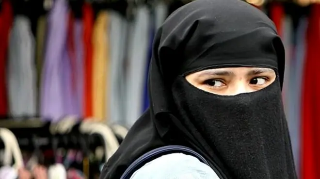 شادی کو ختم کرنے کے سلسلے میں اگر مرد اپنی بیوی سے الگ ہونا چاہتا ہے تو وہ عورت کو طلاق دیتا ہے لیکن اگر عورت اپنے شوہر سے الگ ہونا چاہتی ہے تو اسے بھی وہ حق حاصل ہے اور اس عمل کو 'خلع' کہا جاتا ہے