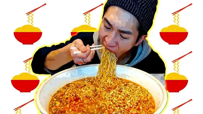 Youtuber comiendo pasta