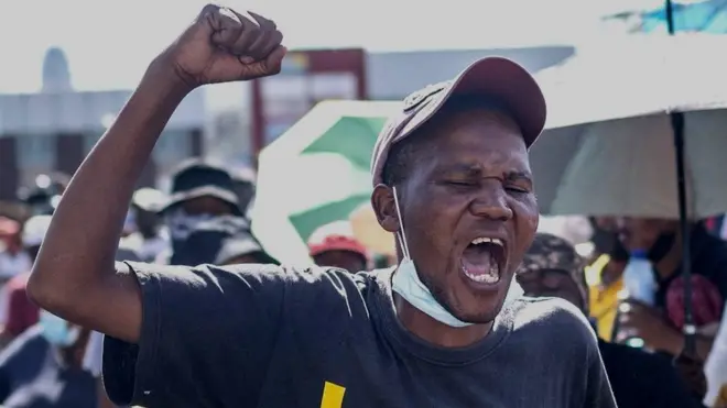 መፈክር የሚያሰማ ደቡብ አፍሪካዊ