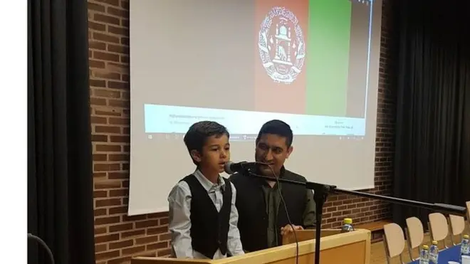 ماشوم حکمت الله د غونډې پیل کې ملي سرود ووایه