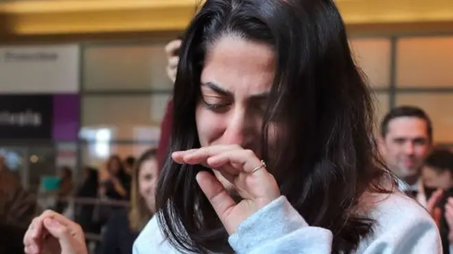 अमरीका पहुंचने पर भावुक होती एक ईरानी छात्रा