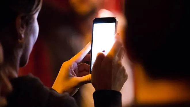 د ټولنیزو شبکو یو ناوړه اغیز یې ممکن دا وي چې د ښې او دقیقې مطالعې وخت او حوصله داسې زبیښي لکه لمر چې په ګل پرخه وچوي.