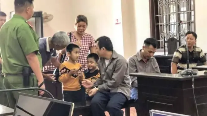 Vợ và hai con trai của bị cáo Lê Ngọc Hoàng hôm 2/11