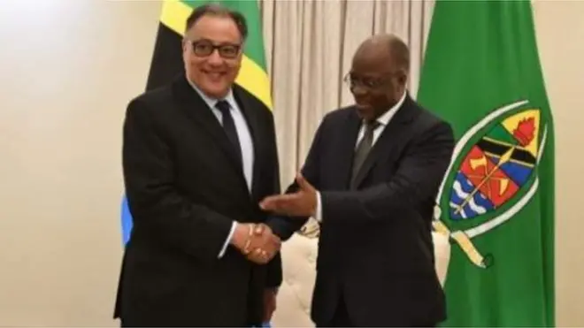 Perezida John Magufuli (iburyo) wa Tanzania yavuze ko Hafez Ghanem (ibumoso) yamwijeje ko inguzanyo ya Banki y'isi igenewe Tanzania igihari