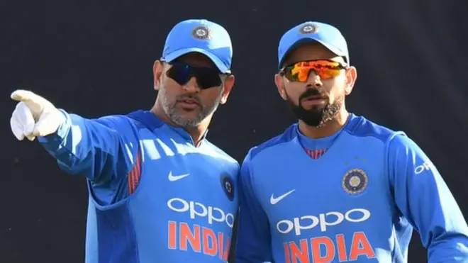 ఫీల్డ్ లో కోహ్లీకి సలహాలు ఇస్తున్న ధోనీ