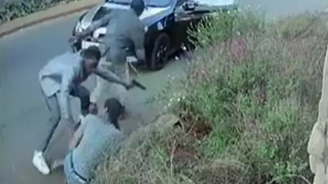 La estudiante forcejea con los hombres armados.