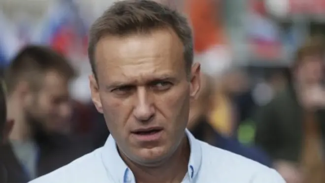 Para pejabat mengatakan Navalny dalam kondisi yang memuaskan, tetapi dokter pribadinya mengatakan dia kemungkinan telah diracuni.