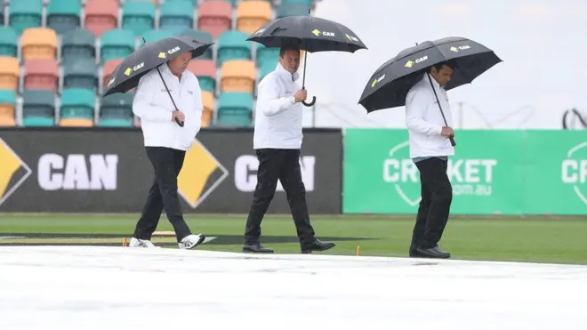 پہلے بارش اور بعد میں آؤٹ فیلڈ گیلی ہونے کے باعث امپائرز نے کھیل شروع نہ کرنے کا فیصلہ کیا